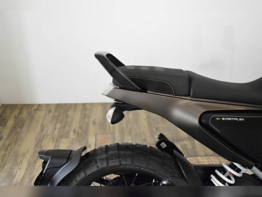 2023 Husqvarna Svartpilen 401 - Image 3