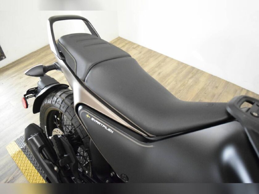 2023 Husqvarna Svartpilen 401 - Image 11