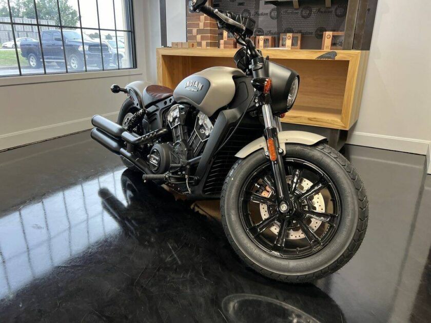 2023 Indian Motorcycle® Scout® Bobber ABS Silver Quartz Smoke - Image 2