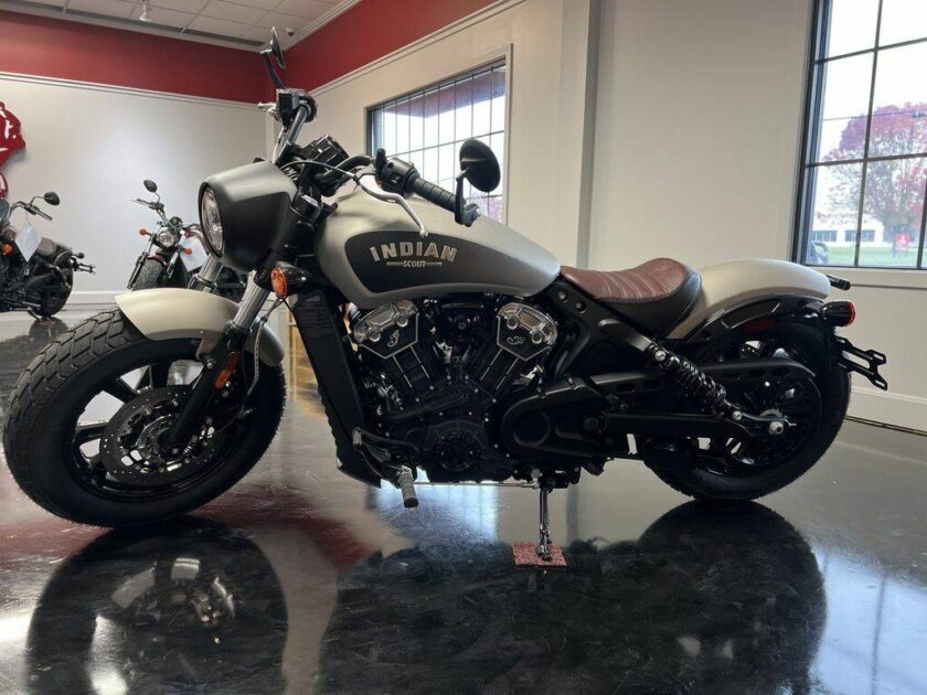 2023 Indian Motorcycle® Scout® Bobber ABS Silver Quartz Smoke - Image 3