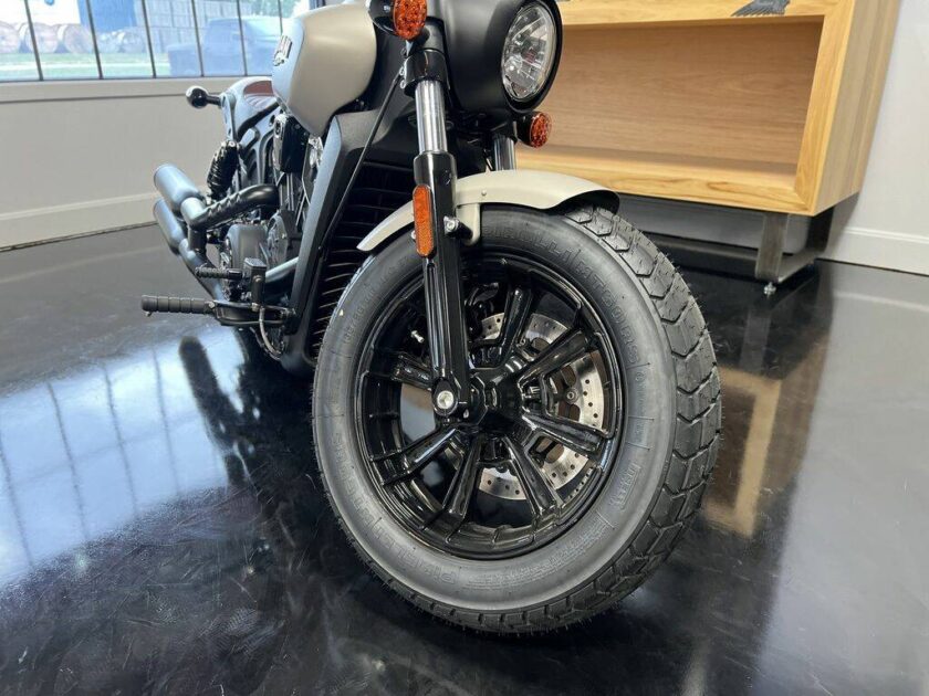 2023 Indian Motorcycle® Scout® Bobber ABS Silver Quartz Smoke - Image 9