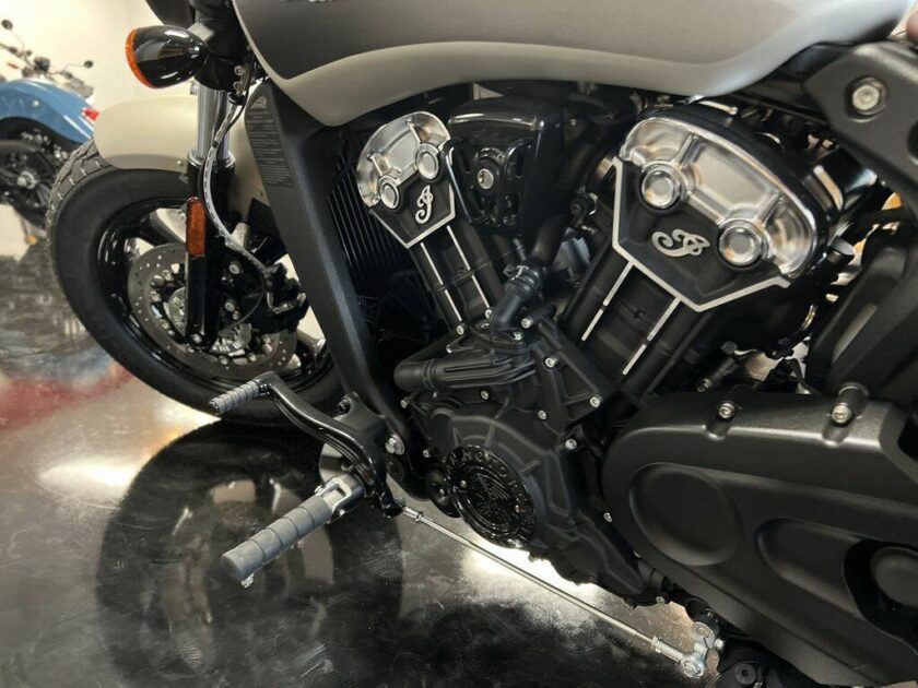 2023 Indian Motorcycle® Scout® Bobber ABS Silver Quartz Smoke - Image 14