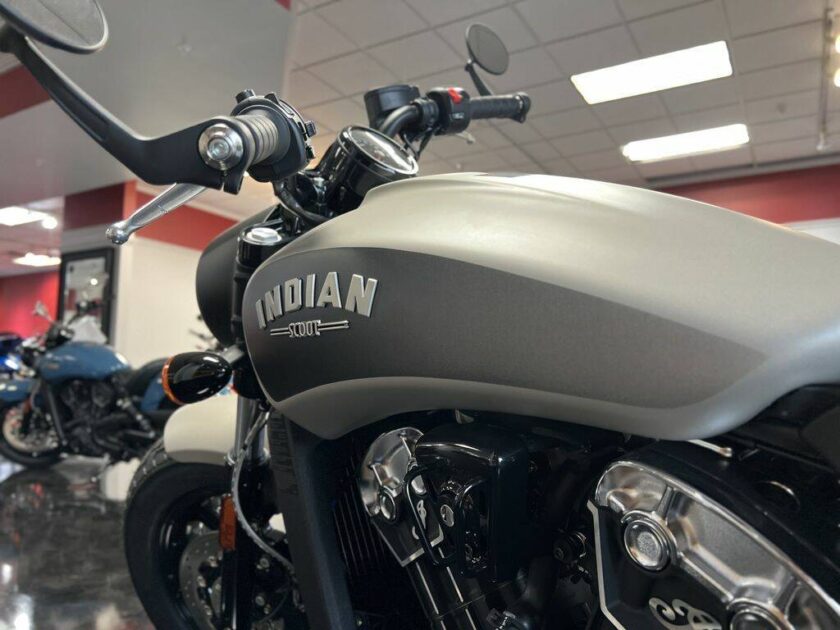 2023 Indian Motorcycle® Scout® Bobber ABS Silver Quartz Smoke - Image 10