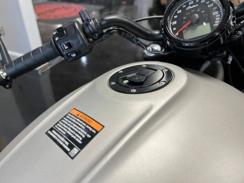 2023 Indian Motorcycle® Scout® Bobber ABS Silver Quartz Smoke - Image 12