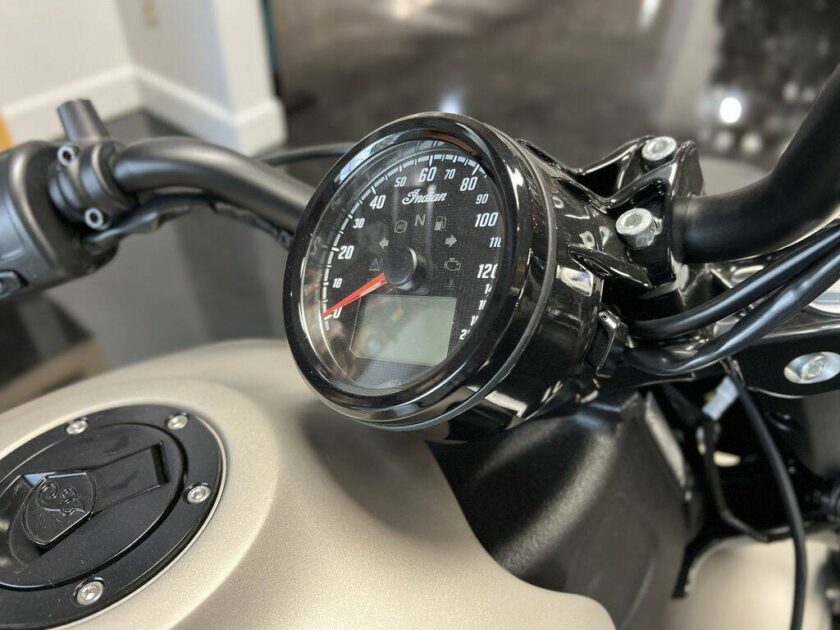 2023 Indian Motorcycle® Scout® Bobber ABS Silver Quartz Smoke - Image 13