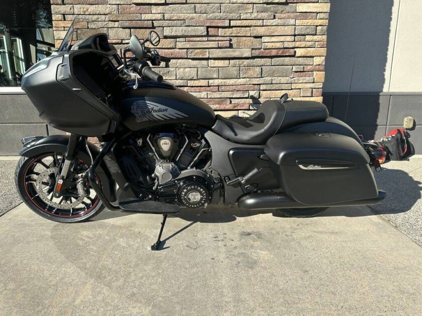 2023 Indian Motorcycle® Challenger® Dark Horse® Black Smoke - Image 2