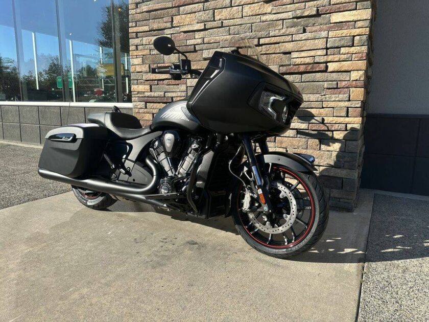 2023 Indian Motorcycle® Challenger® Dark Horse® Black Smoke - Image 5