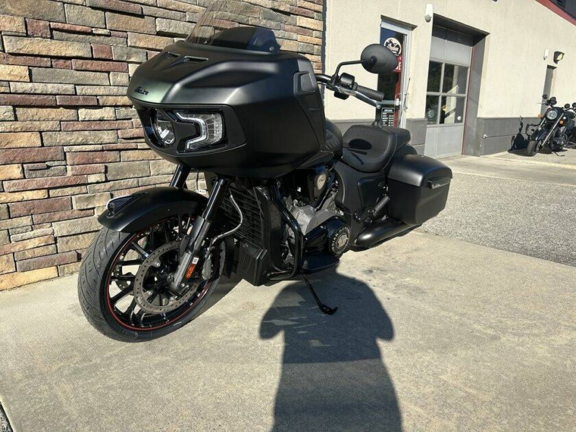 2023 Indian Motorcycle® Challenger® Dark Horse® Black Smoke - Image 7