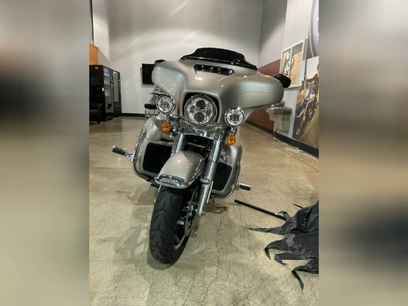 2018 Harley-Davidson® FLHTCU - Electra Glide® Ultra Classic® - Image 2