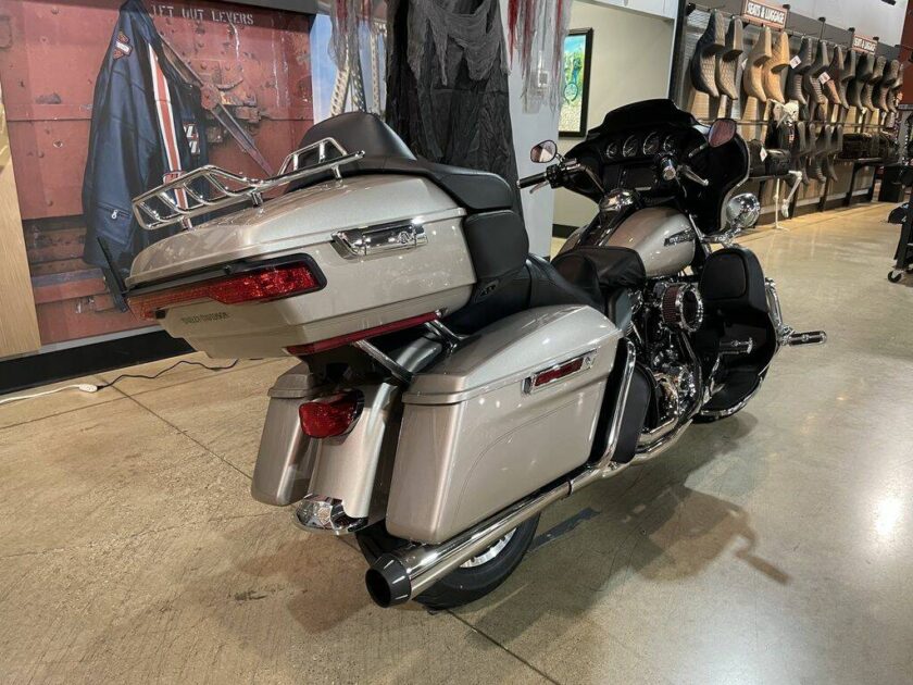 2018 Harley-Davidson® FLHTCU - Electra Glide® Ultra Classic® - Image 4