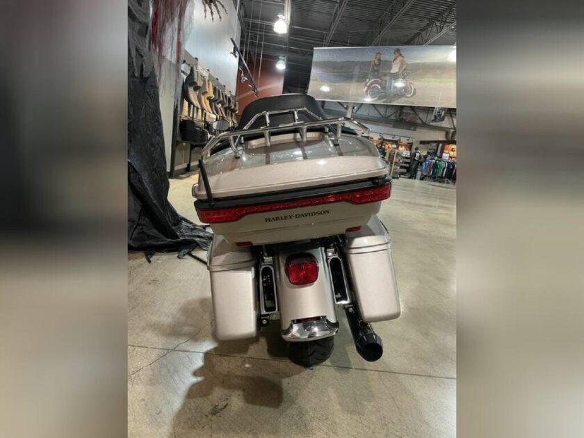 2018 Harley-Davidson® FLHTCU - Electra Glide® Ultra Classic® - Image 5