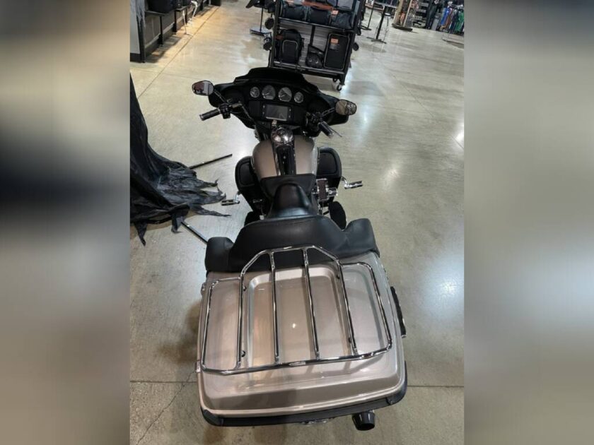 2018 Harley-Davidson® FLHTCU - Electra Glide® Ultra Classic® - Image 6