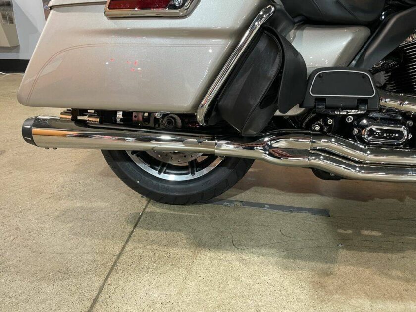 2018 Harley-Davidson® FLHTCU - Electra Glide® Ultra Classic® - Image 10