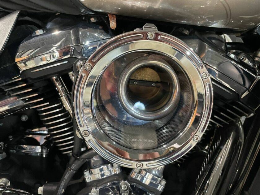 2018 Harley-Davidson® FLHTCU - Electra Glide® Ultra Classic® - Image 11