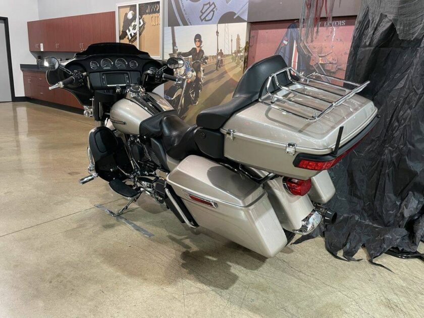 2018 Harley-Davidson® FLHTCU - Electra Glide® Ultra Classic® - Image 18
