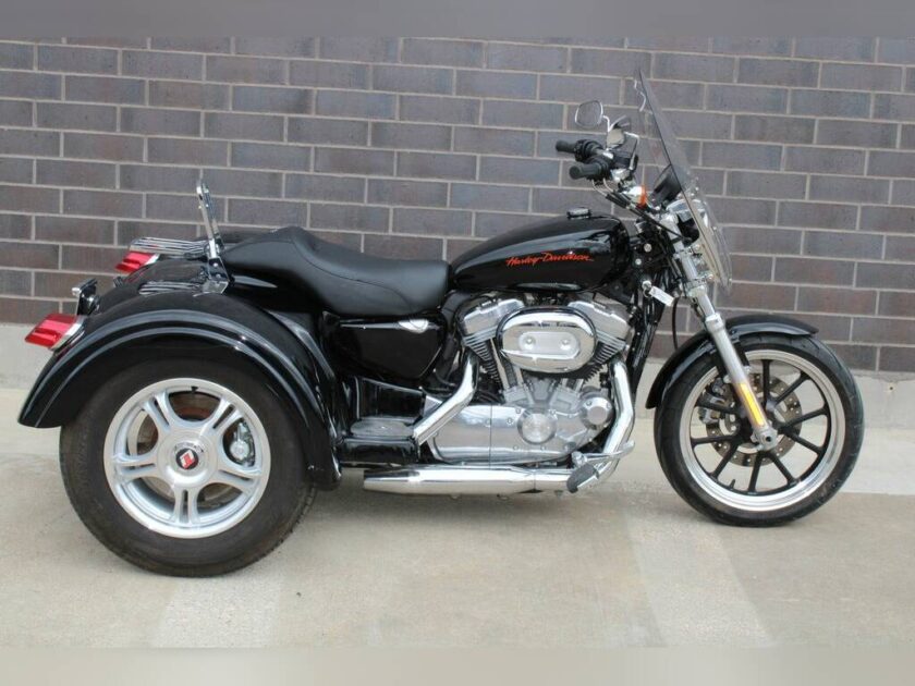 2011 Harley-Davidson® XL883L - Sportster® SuperLow® - Image 2