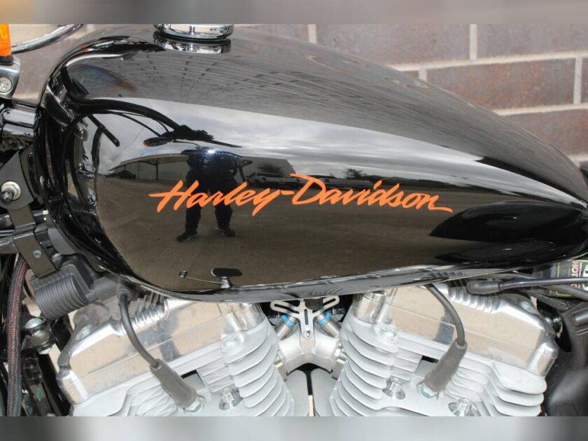 2011 Harley-Davidson® XL883L - Sportster® SuperLow® - Image 12