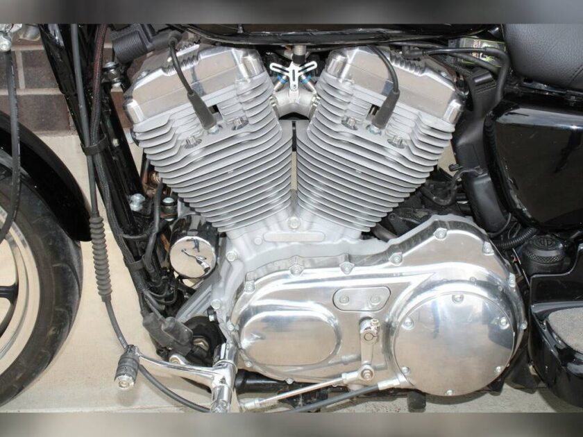 2011 Harley-Davidson® XL883L - Sportster® SuperLow® - Image 13