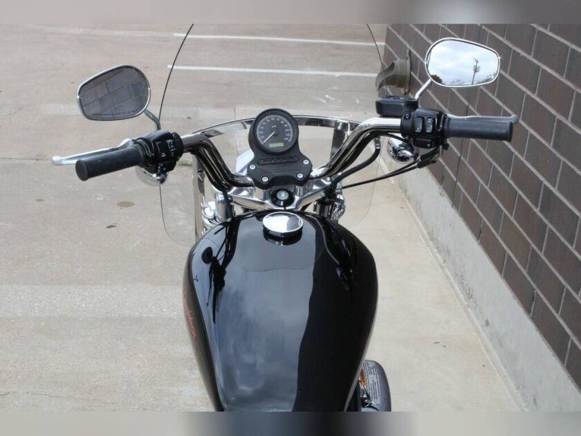 2011 Harley-Davidson® XL883L - Sportster® SuperLow® - Image 17