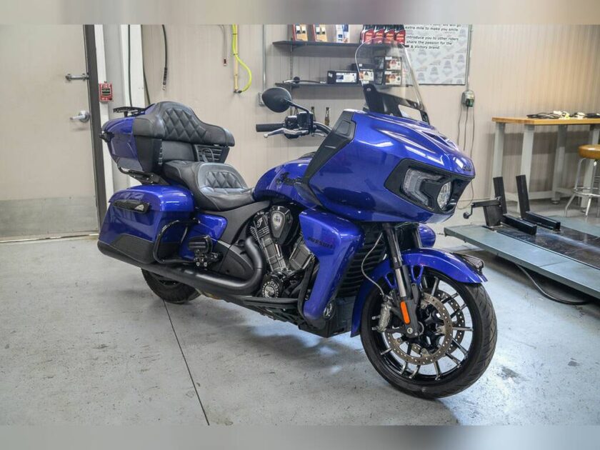 2022 Indian Motorcycle® Pursuit Dark Horse with Premium Package Spirit Blue Met - Image 3
